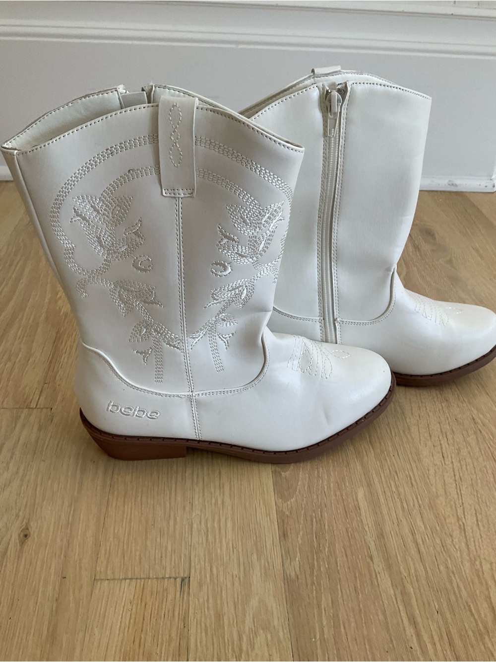 bebe White Kids Cowboy Boots with Embroidered Detail